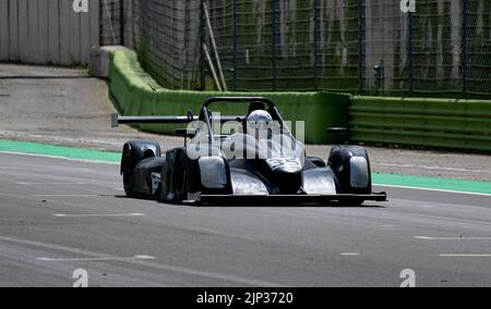 Rennwagen-Prototyp auf gerader Rennstrecke Motorsport-Action. Vallelunga, Italien. April 30 2022, Rennwochenende Stockfoto