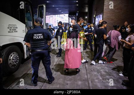 New York, USA, 15/08/2022, Asylsuchende verlassen den Bus. Ein Bus mit 52 Asylbewerbern aus Texas kam in Port Authority an. Nach Angaben von Kommissar Manuel Castro vom Büro des Bürgermeisters für Einwanderungsfragen, taten zwei von drei Bussen, die Texas verließen und anreisten, dies nicht. Der kommissar schätzt, dass etwa 120 Migranten, die nach New York City kommen sollen, unterwegs die Busse verlassen haben. Viele der Asylbewerber waren hungrig und krank, wurden Berichten zufolge gezwungen, ihre Rechte unter Druck abzuzeichnen und wurden entweder von staatlichen Strafverfolgungsbehörden oder privater Sicherheit begleitet. Stockfoto