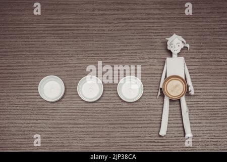 Papiermann, der ein goldenes Zeichen wählt, Metapher der bestmöglichen Wahl für einen Kandidaten, um Chancen und Ziele für Arbeit und Unternehmertum zu erreichen. G Stockfoto