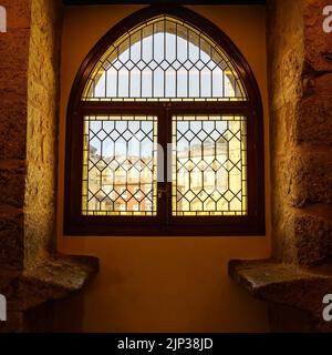Mittelalterliches Burgfenster in der Stadt Burgos Spanien. Blick von innen. Stockfoto