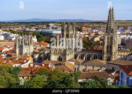 Luftaufnahme der Stadt Burgos mit ihrer gotischen Kathedrale, die zwischen den Gebäuden auftaucht. Stockfoto