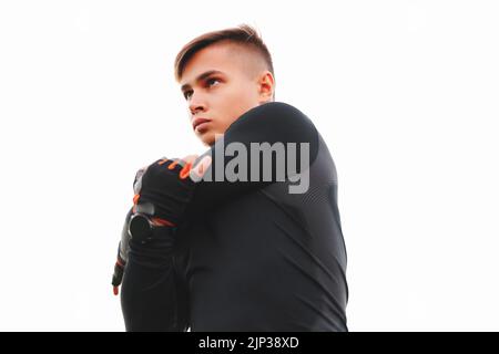 Fitness junger Mann in Sportkleidung, der sich morgens vor dem Joggen aufwärmt Stockfoto