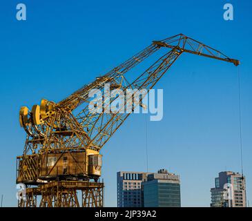 Die Ladekrane stehen vor blauem Himmel in Puerto Madero, Buenos Aires Stockfoto