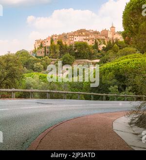 Schönes Bergdorf Ramatuelle, Blick von der Straße, Französische Riviera - Küste von Azure, in der Nähe von St Tropez, Provinz Provence Alpes Cote d´Azur Stockfoto