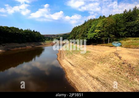 Ryburn Reservoir in Ripponden, Sommer 2022 nach einem extrem trockenen Zauber befindet sich Yorkshire offiziell in Dürre. Stockfoto