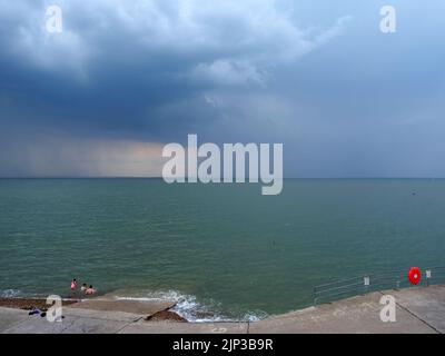 Sheerness, Kent, Großbritannien. 15. August 2022. UK Wetter: Sturmwolken über Sheerness, Kent heute Nachmittag. Kredit: James Bell/Alamy Live Nachrichten Stockfoto