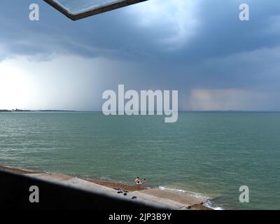 Sheerness, Kent, Großbritannien. 15. August 2022. UK Wetter: Sturmwolken über Sheerness, Kent heute Nachmittag. Kredit: James Bell/Alamy Live Nachrichten Stockfoto