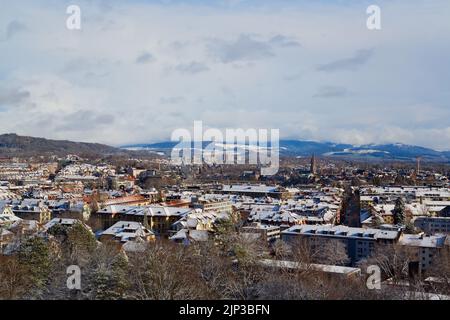 Panoramablick auf die Altstadt von Bern und das berner Hochland im Winter, Hauptstadt der Schweiz Stockfoto