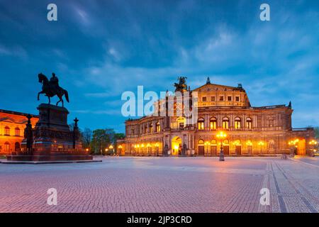 Semperoper in Dresden während der Dämmerung, Deutschland Stockfoto