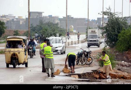 Blick auf die Zerstörung der Korangi Crossing Road aufgrund von stagnierendem Regenwasser, das zu einem schlechten Kanalisationssystem führte, das Pendler und Bewohner vor Probleme stellte, nachdem die Überschwemmung am Montag, den 15. August 2022, aufgrund des starken Regenguts der Monsunsaison, am Malir Drain River in Karachi, in das Gebiet geflossen war. Stockfoto