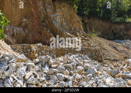 Ein Steinhaufen in der Nähe der Klippe Stockfoto