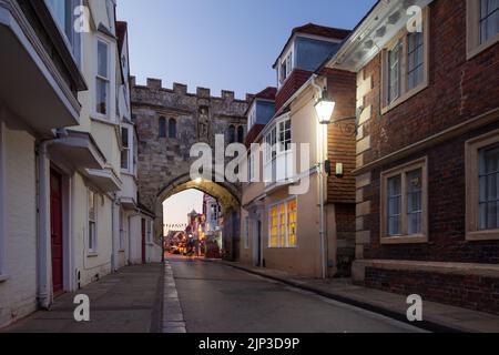 Abend am North Gate in der High Street in Salisbury, Wiltshire, England. Stockfoto