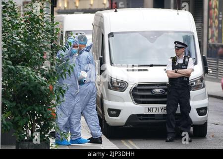 Forensische Offiziere am Tatort in der Poland Street im Zentrum von London, als ein Mann in der Seitenstraße in der Nähe der Londoner Oxford Street erstochen wurde. Stockfoto