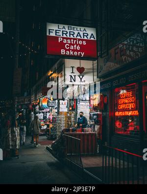 La Bella Ferrara Vintage-Schilder bei Nacht, in Little Italy, Manhattan, New York Stockfoto