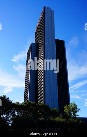 Silhouette des Westend Gate Towers gegen den sommerblauen Abendhimmel in Frankfurt. Früher Plaza Bureau Center, heute Marriott Hotel. Stockfoto