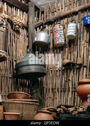 Vielfalt und Arten von Utensilien für das einfache Kochen asiatischer Familien in der Vergangenheit. Einrichtung im traditionellen asiatischen und thailändischen Stil im alten Küchenstil. Antike Küche Stockfoto