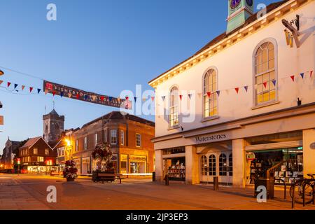 Abend auf der High Street in Salisbury, Wiltshire, England. Stockfoto