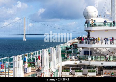 Passagiere des P&O-Kreuzfahrtschiffs MV Britannia stehen an, um zu beobachten, wie es unter der Great Belt Bridge (Storebæltsbroen) zwischen den Inseln Neuseelands vorbeigeht Stockfoto