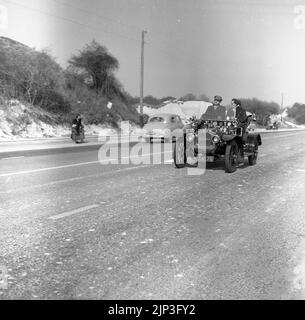 1960, historischer, Veteran-Autolauf, ein Oldtimer, ein französischer De Dion Bouton, mit Kennzeichen XA-78, auf der Brighton Road A23, in Richtung Küste Brighton, East Sussex, England, Großbritannien. De Dion-Bouton wurde 1883 gegründet und war ein französischer Automobilhersteller, der 1900 der größte Automobilhersteller der Welt war. Obwohl es technisch fortschrittliche Motoren produzierte, gilt der De Dion Bouton tatsächlich als der erste Hochgeschwindigkeits-Verbrennungsmotor mit geringem Gewicht, kämpfte sich das Unternehmen nach WW1 und ging schließlich 1932 aus. Stockfoto