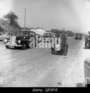 1960, historische, Veteranen-Autofahrt, London nach Brighton, auf der A23 in Richtung Brighton, ein Oldtimer-Dreirad (Kennzeichen P 162), dreirädriges Fahrzeug vor 1905, mit Vordersitz. Stockfoto