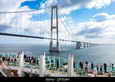 Passagiere des P&O-Kreuzfahrtschiffs MV Britannia stehen an, um zu beobachten, wie es unter der Great Belt Bridge (Storebæltsbroen) zwischen den Inseln Neuseelands vorbeigeht Stockfoto