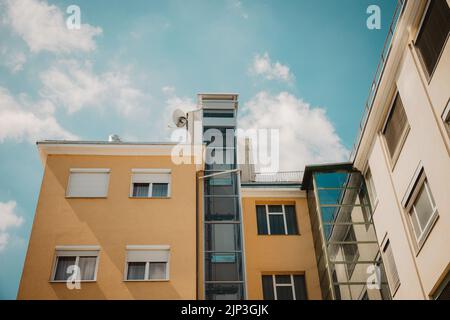 Eine Aufnahme eines gelben Wohnhauses in Wien, Österreich Stockfoto