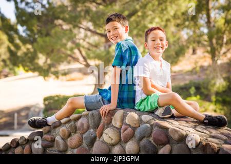 Außenportrait von chinesischen und kaukasischen Brüdern mit gemischter Rasse. Stockfoto