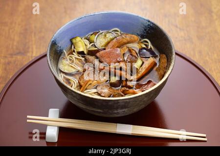 Buchweizennudeln mit weinenden Milchkappenpilzen ( Chitake Soba ), japanisches Nudelgericht Stockfoto