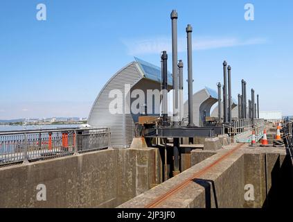 Schleusentore zur Kontrolle des Wasserspiegels in Cardiff Bay am Barrage, Cardiff Bay. Sommer 2022. August Stockfoto