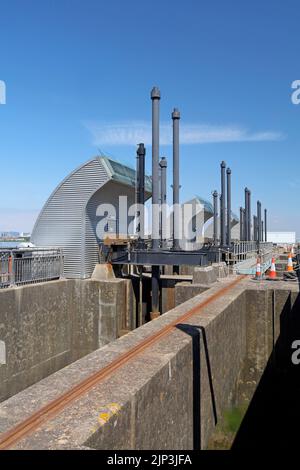 Schleusentore zur Kontrolle des Wasserspiegels in Cardiff Bay am Barrage, Cardiff Bay. Sommer 2022. August Stockfoto