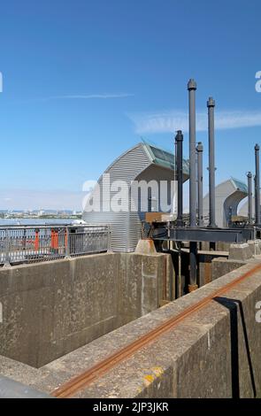 Schleusentore zur Kontrolle des Wasserspiegels in Cardiff Bay am Barrage, Cardiff Bay. Sommer 2022. August Stockfoto