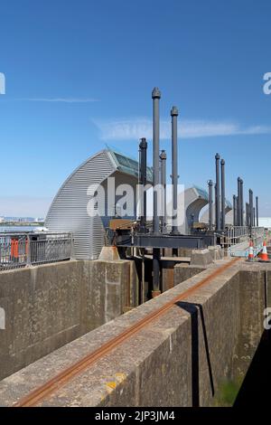 Schleusentore zur Kontrolle des Wasserspiegels in Cardiff Bay am Barrage, Cardiff Bay. Sommer 2022. August Stockfoto