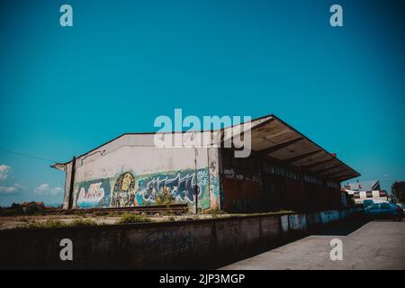 Ein altes Gebäude mit bunten Graffiti von Bob Marley an der Seite Stockfoto