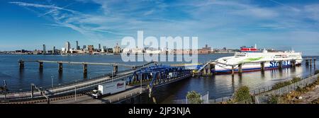 Die Skyline von liverpool und das stena-Linienschiff auf dem Fluss mersey per Drohne im Panorama Stockfoto