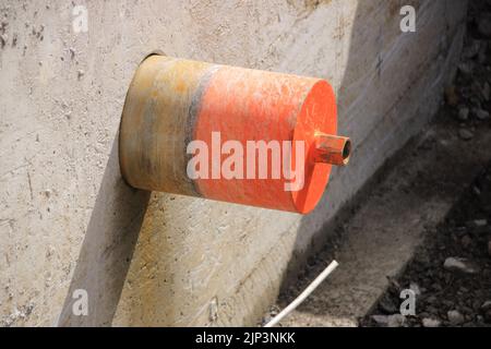 Bohrer aus einem Kernloch ist in der Wand eingeklemmt Stockfoto