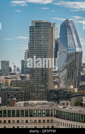 London, Großbritannien - 4. Juli 2022: Vom London Eye aus gesehen. Ein Blackfriars hohes modernes Glaswohngebäude und der South Bank Tower links in der Stadt Stockfoto