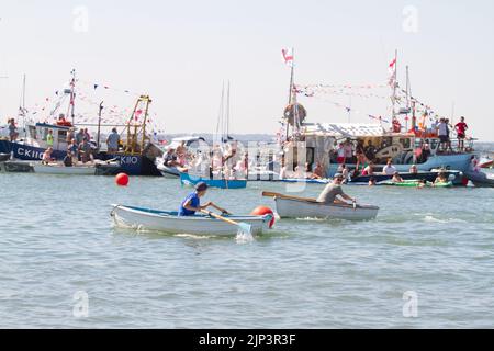 West Mersea Town Regatta auf Mersea Island in Essex. Eines der Ruderrennen. Stockfoto