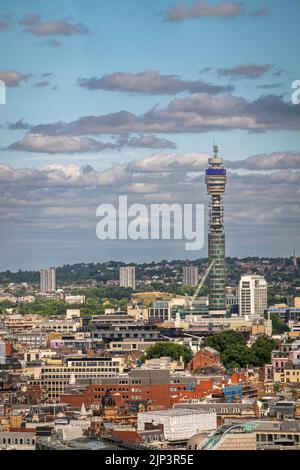 London, Großbritannien - 4. Juli 2022: Vom London Eye aus gesehen. Der BT-Antennenturm erhebt sich über dem dichten Stadtdschungel mit dem Coliseum Opera-Gebäude links unten c Stockfoto