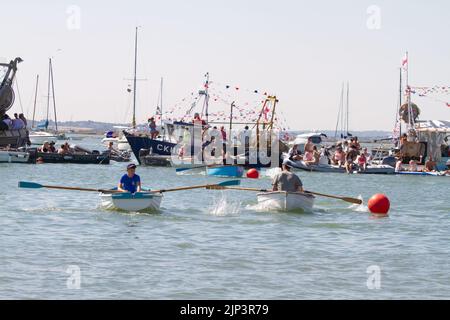 West Mersea Town Regatta auf Mersea Island in Essex. Eines der Ruderrennen. Stockfoto