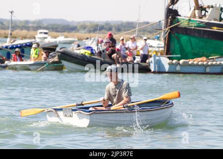 West Mersea Town Regatta auf Mersea Island in Essex. Eines der Ruderrennen. Stockfoto