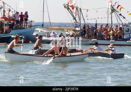 West Mersea Town Regatta auf Mersea Island in Essex. Das Heck erste Boot Rennen. Stockfoto