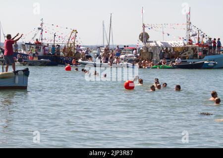 West Mersea Town Regatta auf Mersea Island in Essex. Die Männer stehen bereit für das Schwimmrennen. Stockfoto