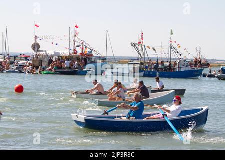 West Mersea Town Regatta auf Mersea Island in Essex. Das Paar hatte ein Sprintrennen. Stockfoto