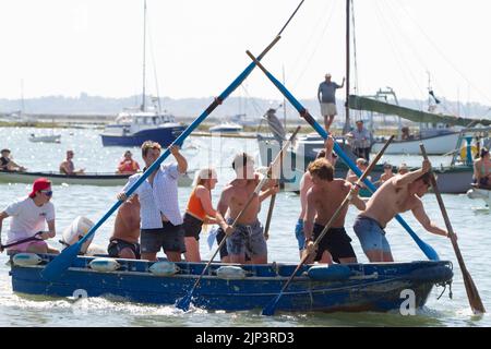 West Mersea Town Regatta auf Mersea Island in Essex. Das Sturmfahrzeug-Rennen. Stockfoto