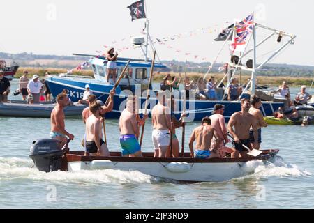 West Mersea Town Regatta auf Mersea Island in Essex. Teilnehmer des Sturmschiffs. Stockfoto