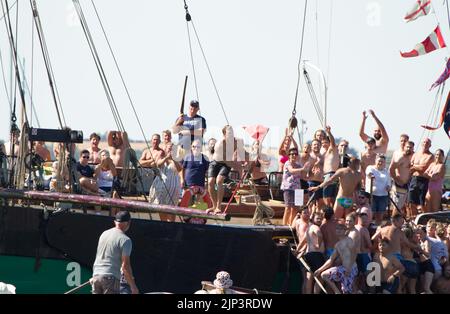 West Mersea Town Regatta auf Mersea Island in Essex. Das Gehen über den fettigen Pol ist traditionell das letzte Ereignis des Tages. Stockfoto