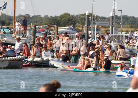 West Mersea Town Regatta auf Mersea Island in Essex. Menschenmengen, die am Regatta-Tag die Sonne genießen. Stockfoto