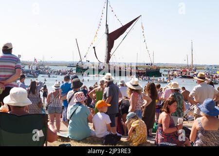 West Mersea Town Regatta auf Mersea Island in Essex. Die Massen genießen die Sonne, während sie auf die Themse Barge 'Kitty' schauen. Stockfoto