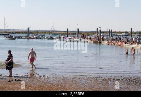 West Mersea Town Regatta auf Mersea Island in Essex. Der Ponton ist an einem heißen Sommertag voll mit Menschen, die die jährliche Regatta genießen. Stockfoto