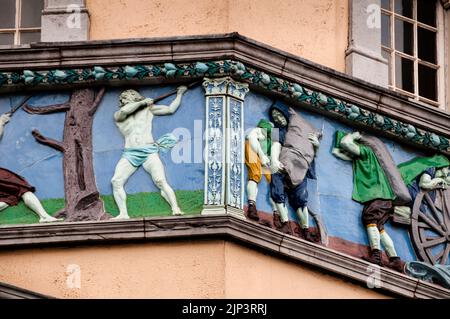 BAS-Relief-Skulptur friessiert an der Fassade der Sunlight Chambers in Dublin, Irland. Stockfoto